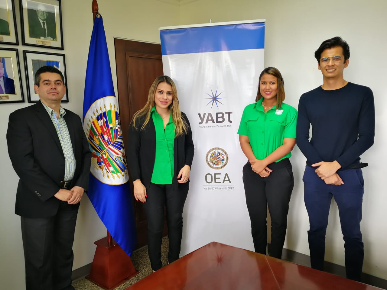 Reunión de miembros de la OEA/YABT en Panamá con representantes del Ministerio de Ambiente de Panamá para identificar programas y oportunidades para jóvenes en materia de sostenibilidad, liderazgo y emprendimiento.